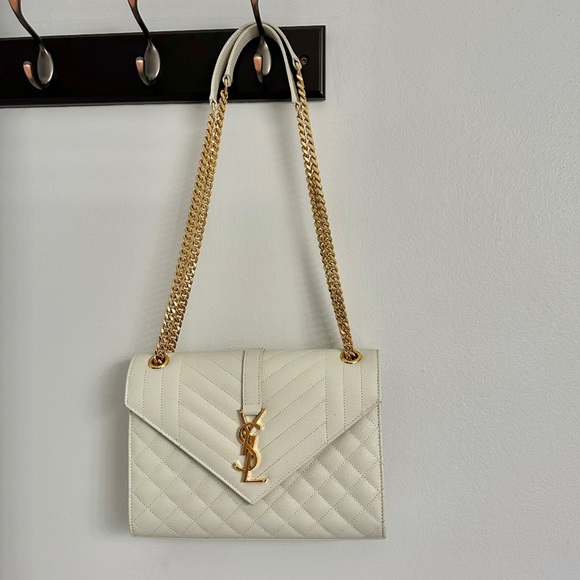PRE-LOVED MEDIUM ENVELOPE IN QUILTED GRAIN DE POUDRE EMBOSSED LEATHER. - Picture 3 of 3
